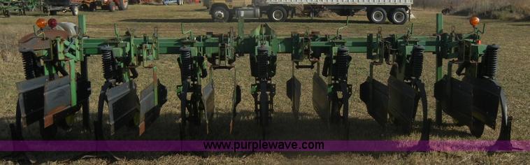 image for item D4533 John Deere 886 no-till cultivator