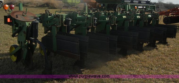 image for item D4533 John Deere 886 no-till cultivator