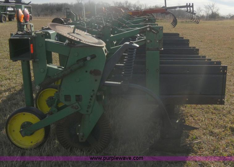image for item D4533 John Deere 886 no-till cultivator