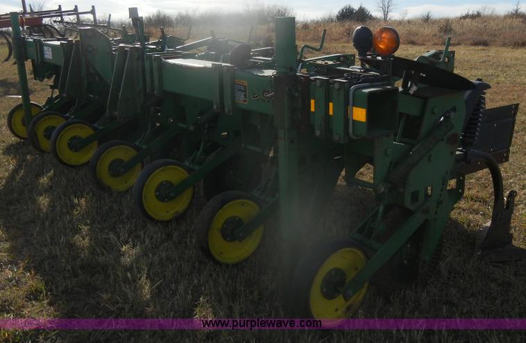 image for item D4533 John Deere 886 no-till cultivator