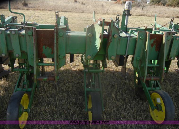 image for item D4533 John Deere 886 no-till cultivator