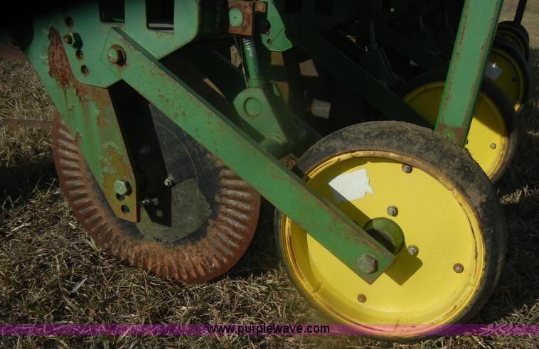 image for item D4533 John Deere 886 no-till cultivator