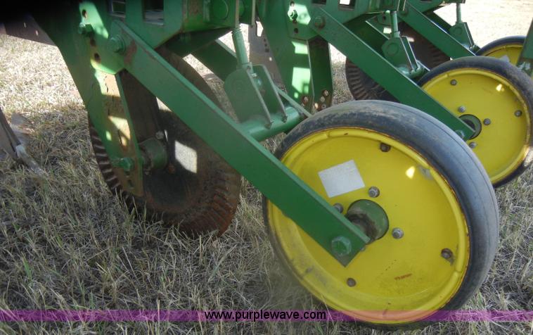 image for item D4533 John Deere 886 no-till cultivator