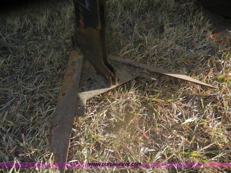 image for item D4533 John Deere 886 no-till cultivator