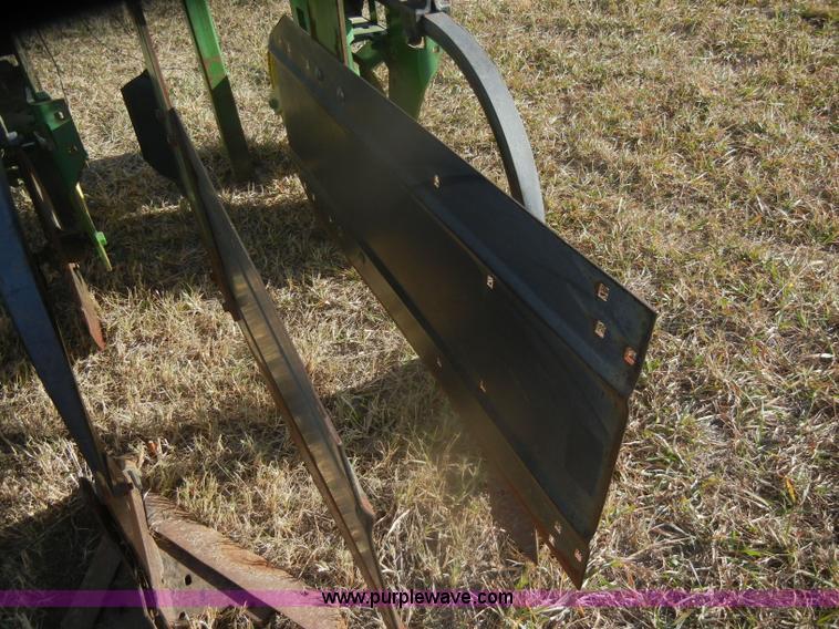image for item D4533 John Deere 886 no-till cultivator