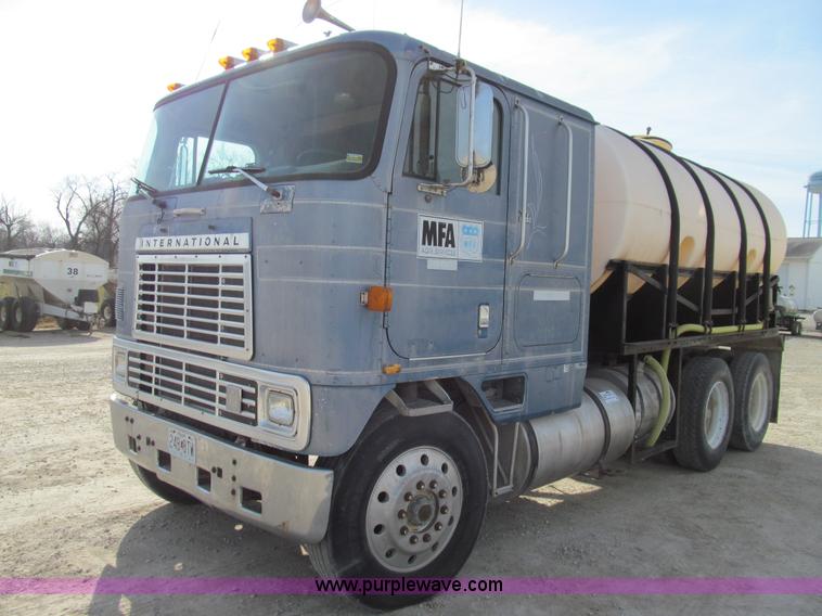 image for item E3585 1984 International C09670 water truck