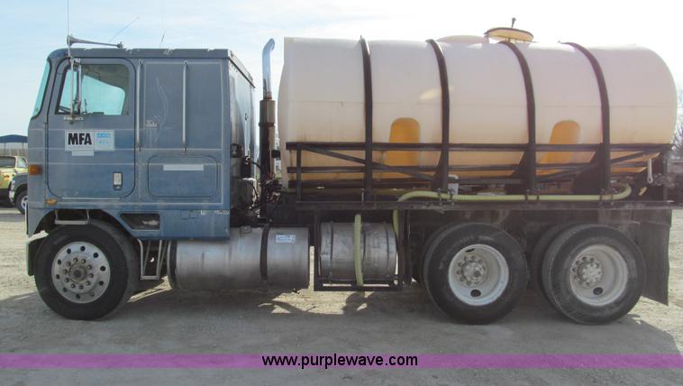 image for item E3585 1984 International C09670 water truck