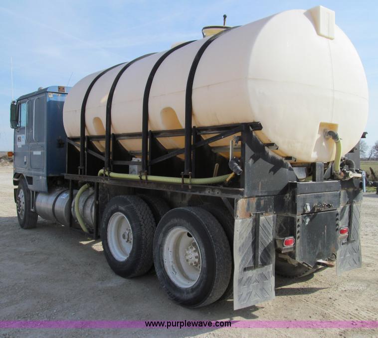 image for item E3585 1984 International C09670 water truck