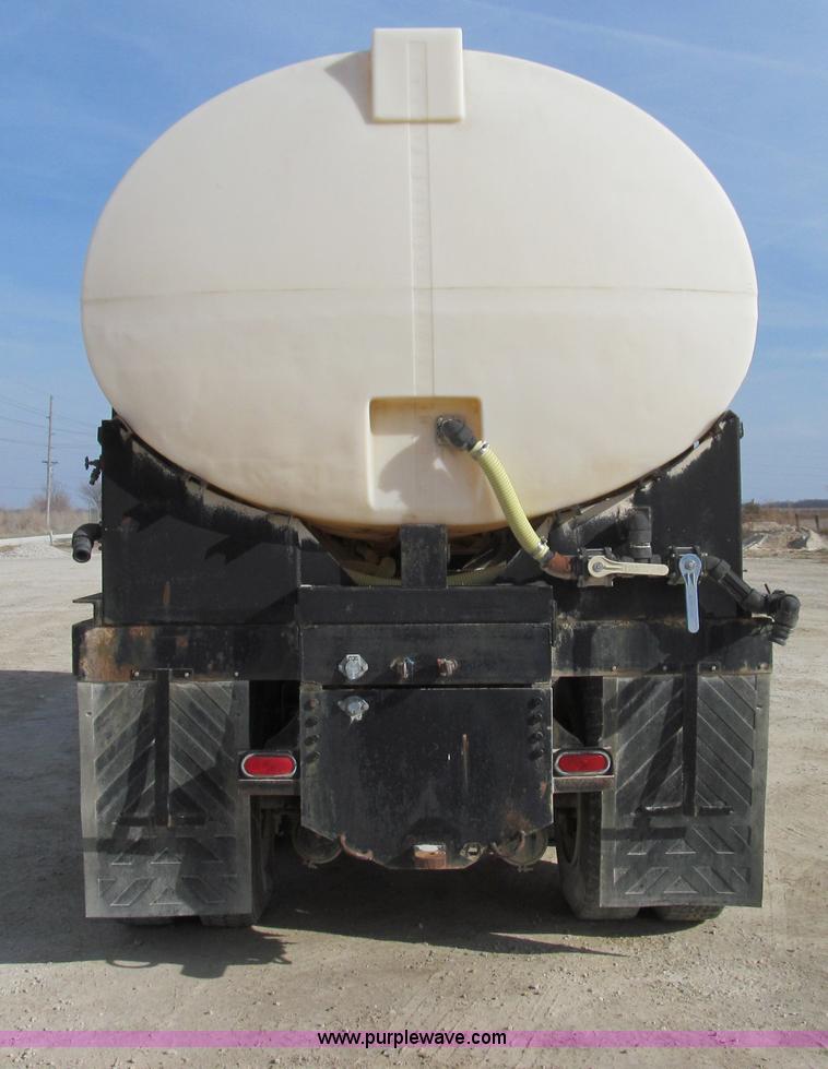 image for item E3585 1984 International C09670 water truck