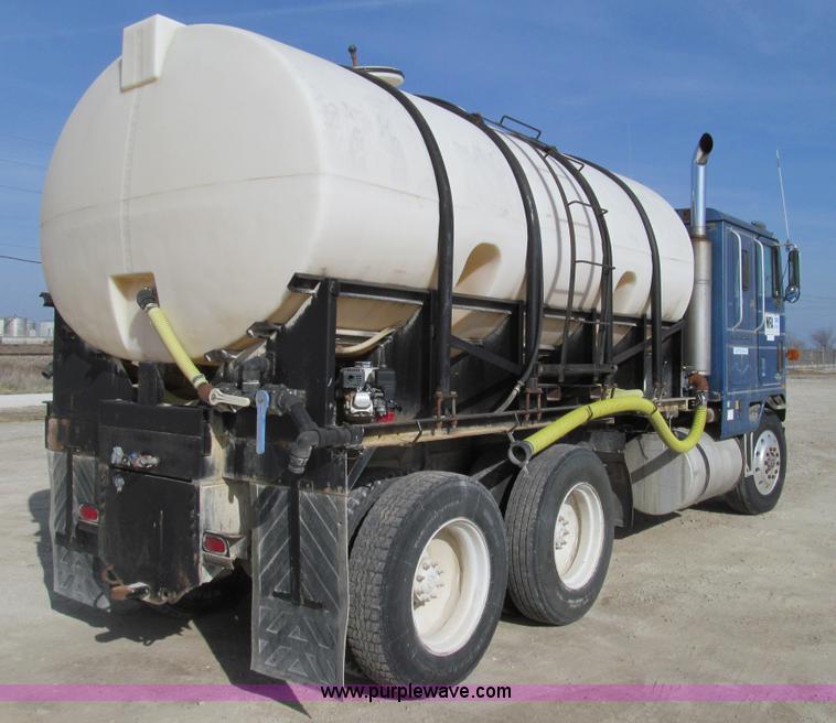 image for item E3585 1984 International C09670 water truck