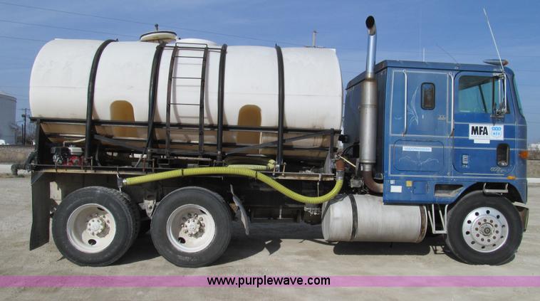 image for item E3585 1984 International C09670 water truck