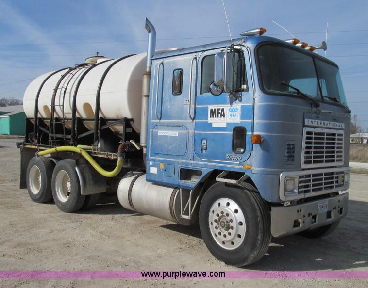 image for item E3585 1984 International C09670 water truck