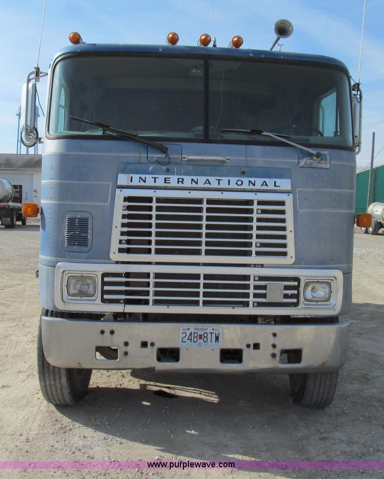 image for item E3585 1984 International C09670 water truck