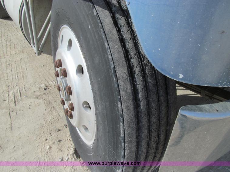 image for item E3585 1984 International C09670 water truck