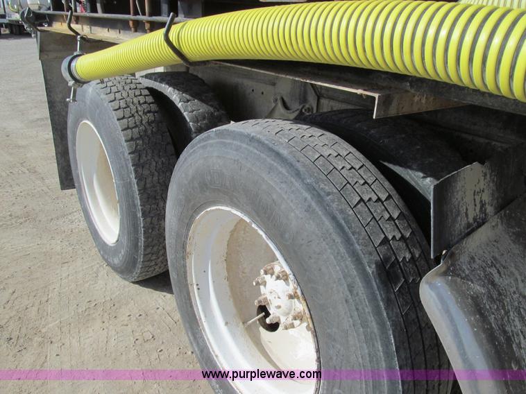 image for item E3585 1984 International C09670 water truck