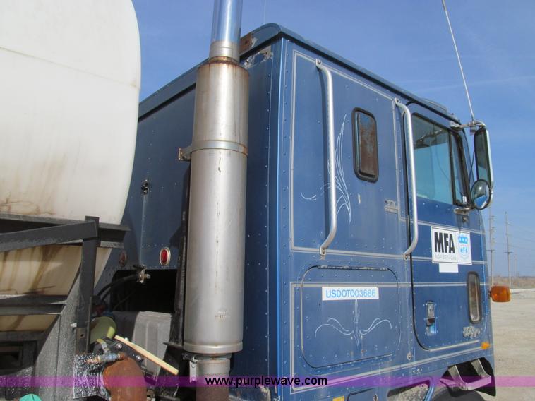 image for item E3585 1984 International C09670 water truck