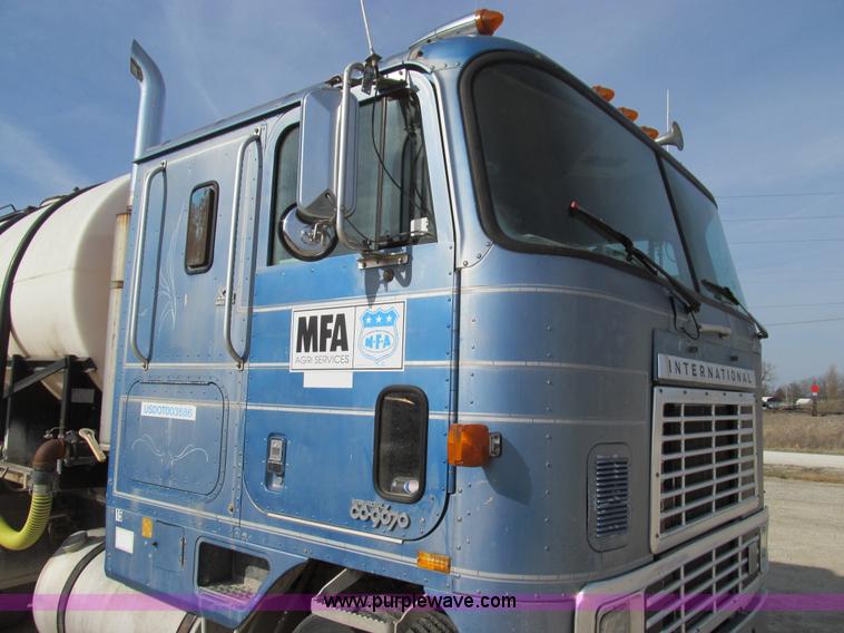 image for item E3585 1984 International C09670 water truck