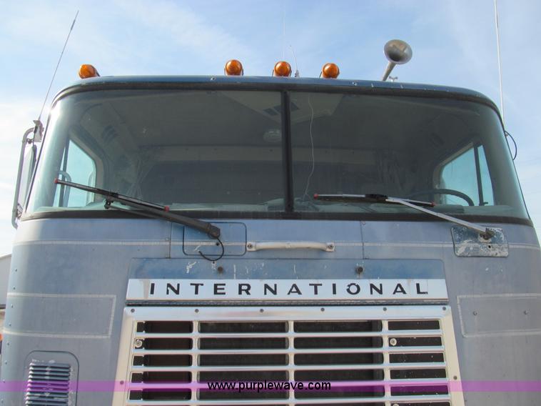 image for item E3585 1984 International C09670 water truck