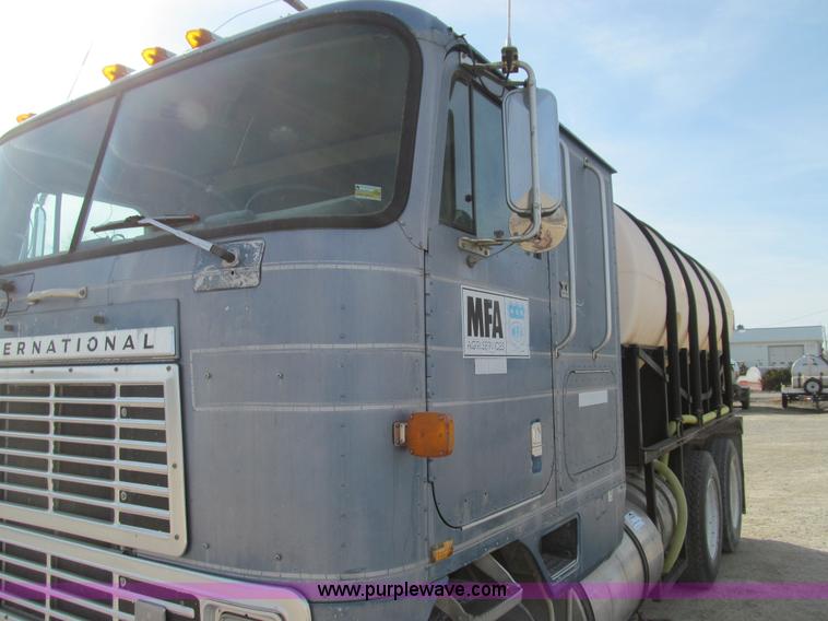 image for item E3585 1984 International C09670 water truck