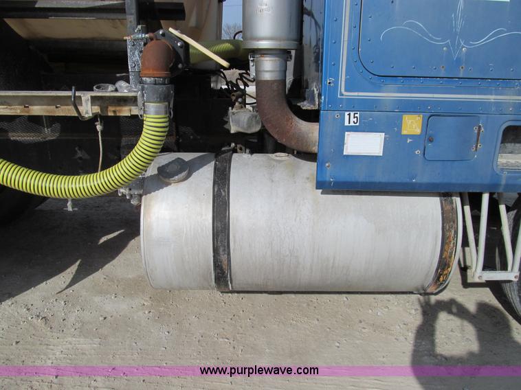 image for item E3585 1984 International C09670 water truck