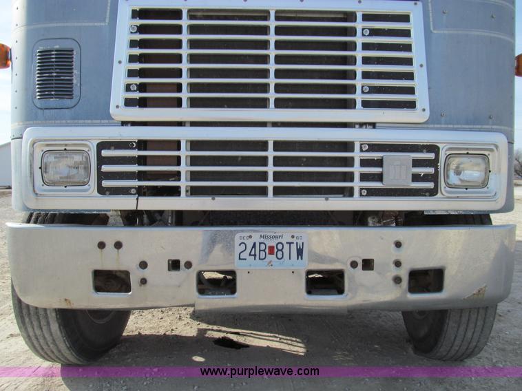 image for item E3585 1984 International C09670 water truck