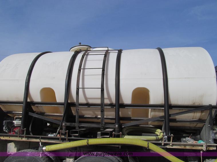 image for item E3585 1984 International C09670 water truck