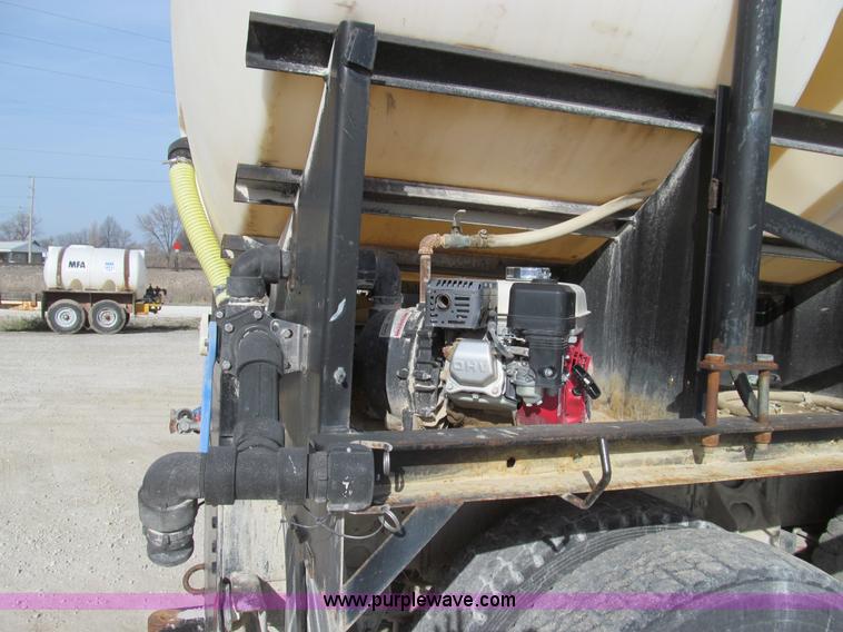 image for item E3585 1984 International C09670 water truck