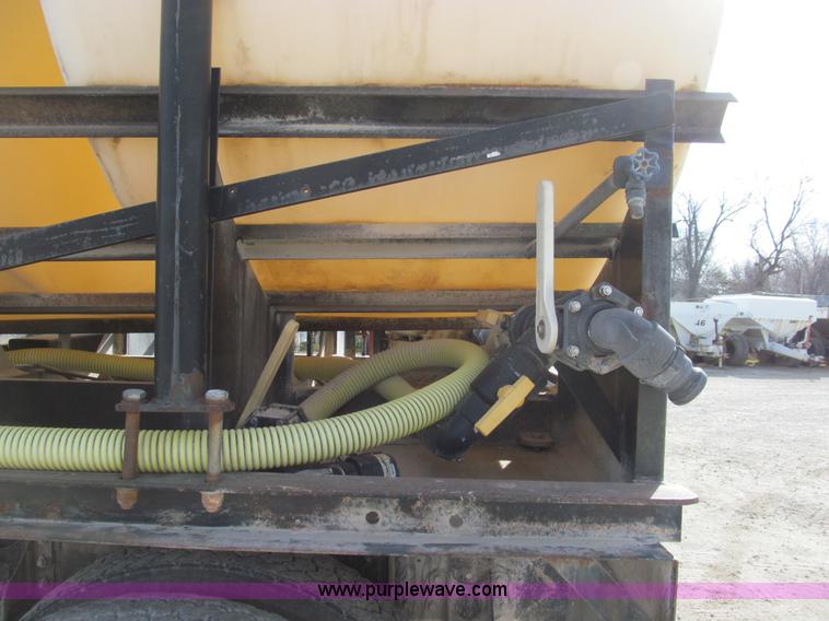 image for item E3585 1984 International C09670 water truck