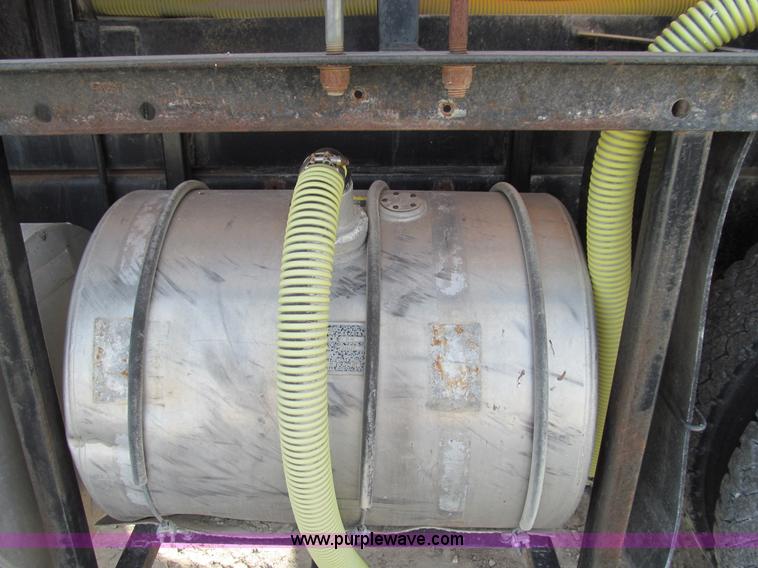 image for item E3585 1984 International C09670 water truck