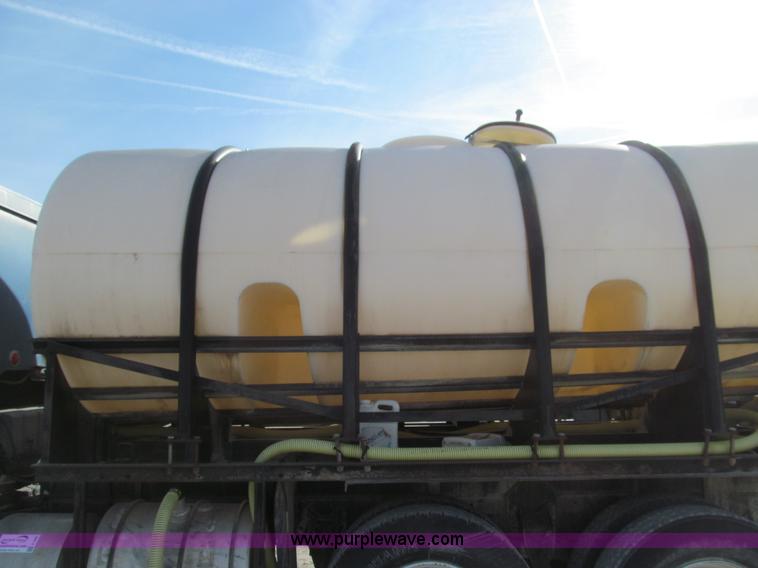 image for item E3585 1984 International C09670 water truck