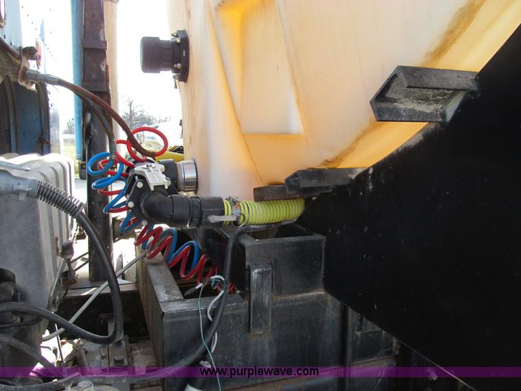 image for item E3585 1984 International C09670 water truck