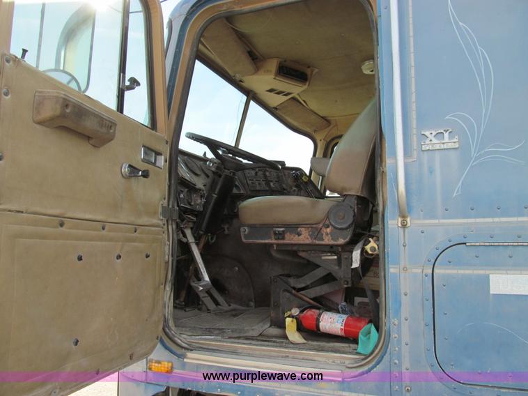 image for item E3585 1984 International C09670 water truck