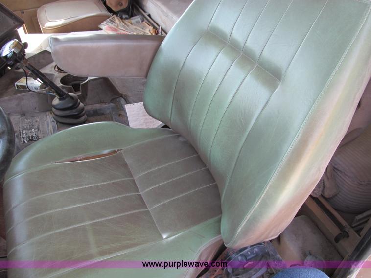 image for item E3585 1984 International C09670 water truck