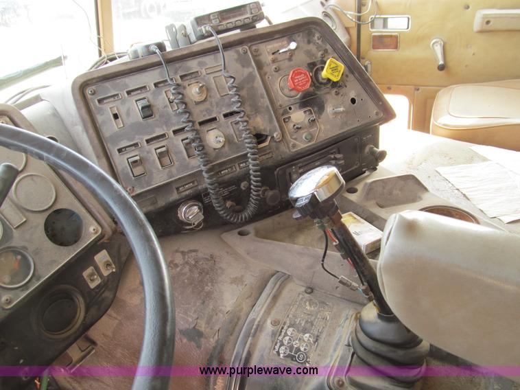 image for item E3585 1984 International C09670 water truck