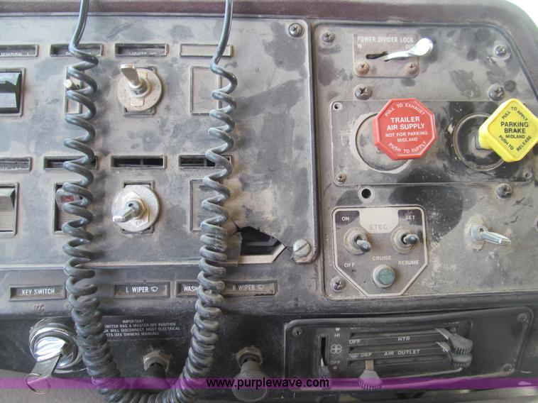 image for item E3585 1984 International C09670 water truck