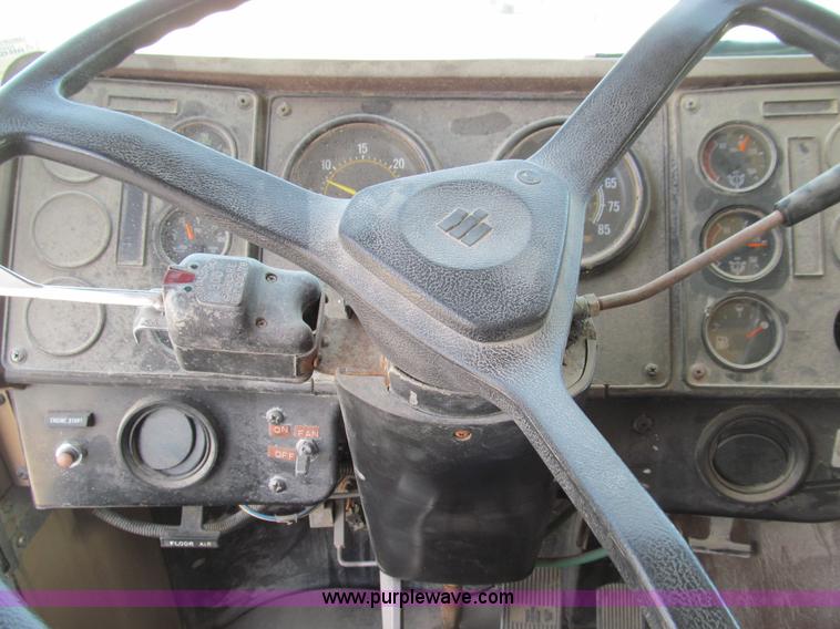 image for item E3585 1984 International C09670 water truck