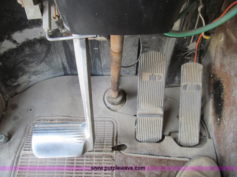 image for item E3585 1984 International C09670 water truck