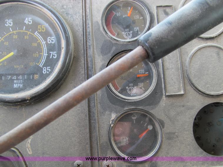 image for item E3585 1984 International C09670 water truck