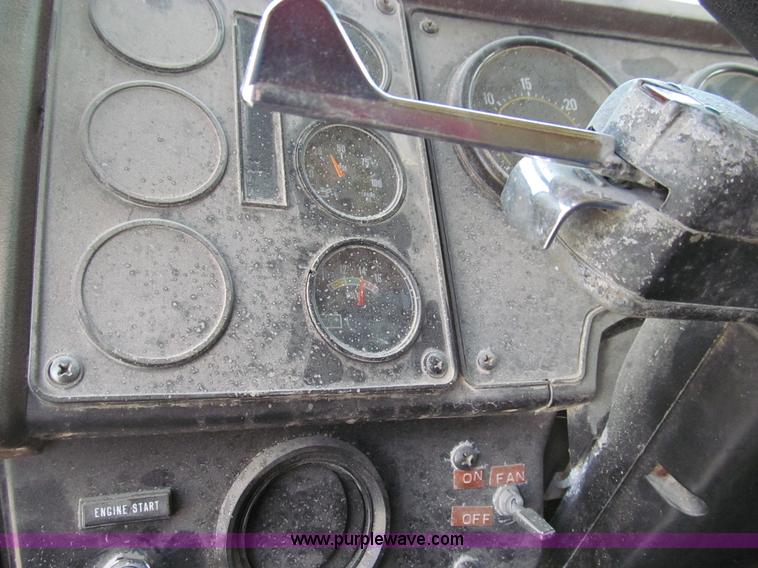 image for item E3585 1984 International C09670 water truck