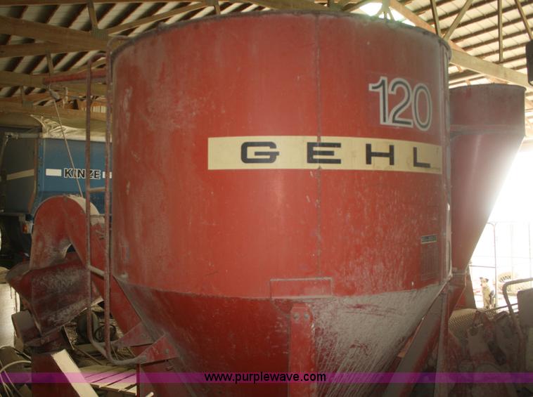 image for item F2727 Gehl 120XD grinder/mixer