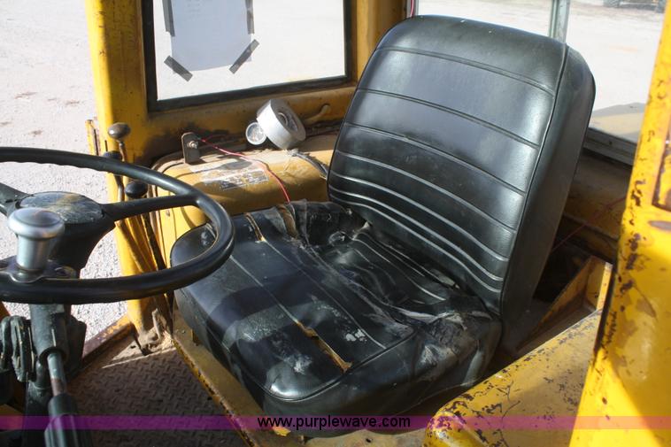 image for item F2728 1975 Caterpillar 920 wheel loader
