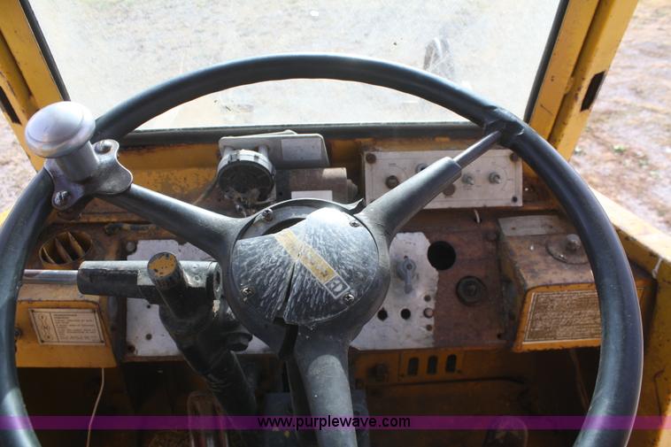 image for item F2728 1975 Caterpillar 920 wheel loader