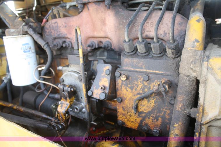 image for item F2728 1975 Caterpillar 920 wheel loader