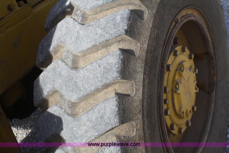 image for item F2728 1975 Caterpillar 920 wheel loader
