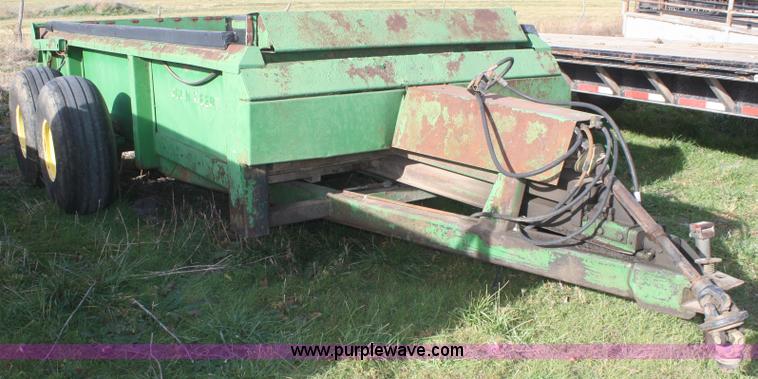 image for item F2732 John Deere 785 manure spreader