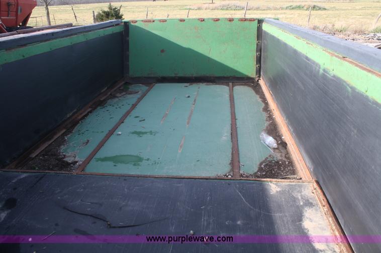 image for item F2732 John Deere 785 manure spreader