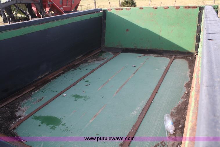 image for item F2732 John Deere 785 manure spreader