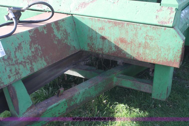 image for item F2732 John Deere 785 manure spreader