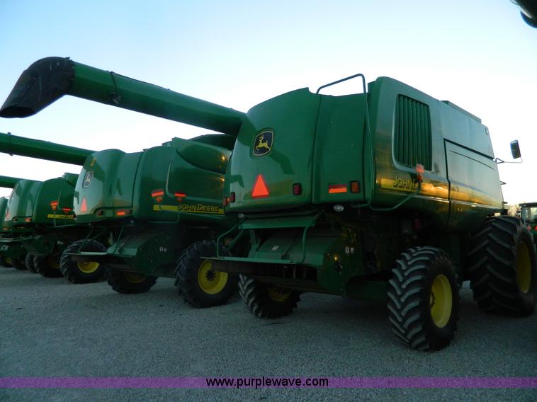 image for item G7592 2004 John Deere 9760 STS combine
