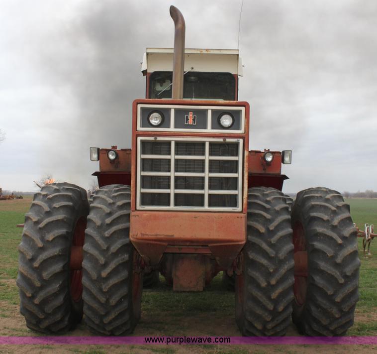 image for item V9441 International 4568 tractor